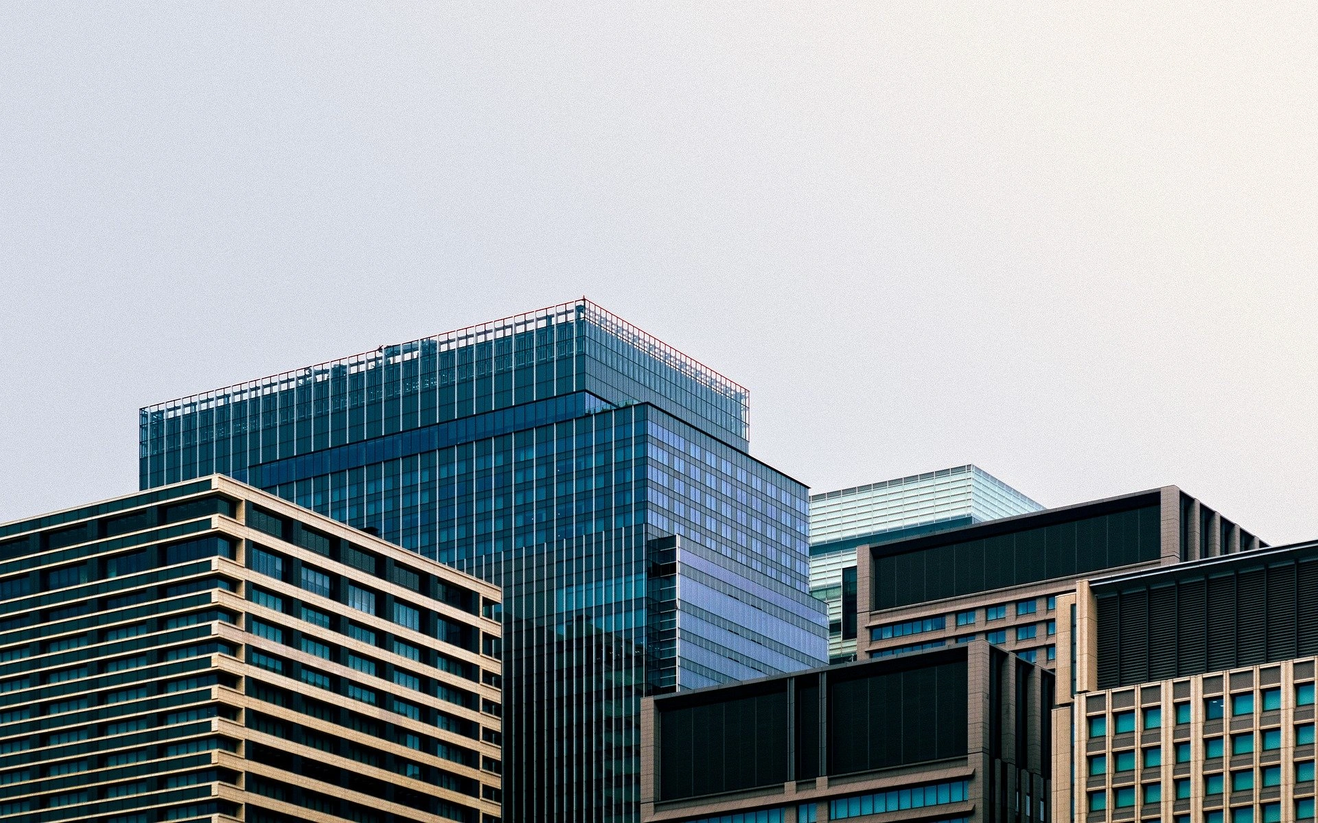 Insourcing vs. Outsourcing in der Immobilienbewirtschaftung – was Eigentümer wirklich wissen sollten